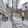 В Симферополе коммунальщики убирают стихийную свалку за Центральным рынком