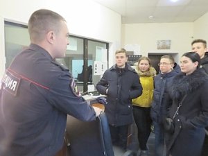 В рамках акции «Студенческий десант» красноперекопские полицейские по традиции рассказали старшеклассникам о службе в полиции