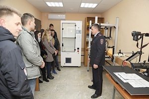 В Севастополе «Студенческий десант» побывал в гостях у полицейских из Экспертно-криминалистического центра УМВД