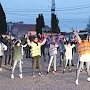 В Севастополе более 100 детей в танцевальном флешмобе призвали пешеходов использовать световозвращающие элементы
