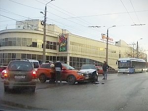 В Севастополе на перекрестке столкнулись LADA Vesta и Skoda Fabia