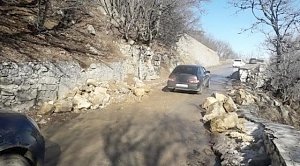 Оползень перекрыл дорогу на плато Ай-Петри