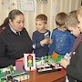 В Севастополе сотрудники ГИБДД при обучении дошкольников дорожным правилам используют тематические макеты