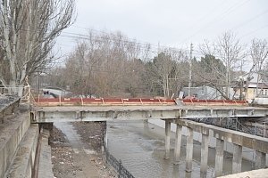 На мосту по улице Гагарина в Симферополе начинают монтаж новых балок