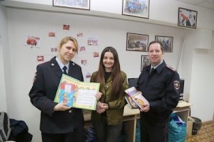Сотрудники пресс-службы МВД по Республике Крым приняли участие в акции «Подари ребенку книгу»