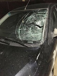 В Симферополе неизвестные разбили американский автомобиль