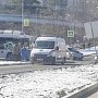 В Симферополе столкнулись две легковушки: одна из них вылетела на тротуар и перевернулась