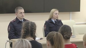 В Севастополе полицейские продолжают профилактику правонарушений среди учащихся школ