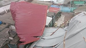 В Феодосии ветром снесло крышу здания
