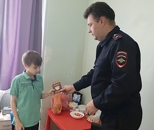 Севастопольские полицейские вручили паспорт тяжело больному мальчику, которому требуется срочная операция в Москве