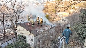 Пожарные под Ялтой спасли мужчину из горящего дома