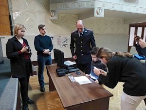 Идентификация человека по отпечаткам пальцев, выступление бойцов спецназа – в УМВД России по г.Ялте состоялся «День открытых дверей» для школьников
