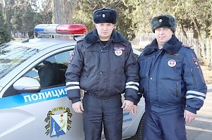 Севастопольские сотрудники ДПС пришли на помощь автоледи, попавшей в сложную дорожную ситуацию