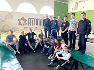 Севастопольские инспекторы ПДН устроили для подшефных детей отдых в батутном центре