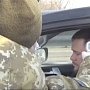 Украинские силовики измеряют температуру у людей, пересекающих границу российского Крыма с Херсонской областью