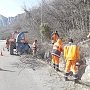 На дорогах Крыма продолжается очистка обочин и вырубка сухостоев