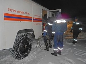 Крымские спасатели дважды вчера эвакуировали туристов из снежных заносов
