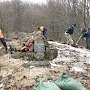 Крымские спасатели благоустроили партизанский памятник «Гора Караголь»