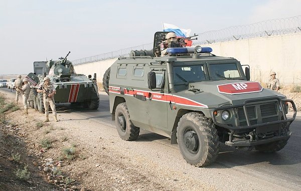 В боях за Идлиб российская военная полиция прикрывает сирийские войска от обстрелов турецкой артиллерией