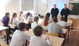 Севастопольские полицейские вместе с молодёжной организацией провели для школьников урок мужества «Знамя Победы»