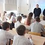 Севастопольские полицейские вместе с молодёжной организацией провели для школьников урок мужества «Знамя Победы»