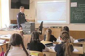 В Севастополе сотрудники ГИБДД с помощью видеолекториев обучают школьников безопасному поведению на дороге