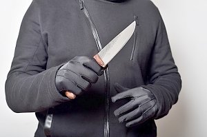 В Симферополе вооруженная ножом преступница промышляла разбоем