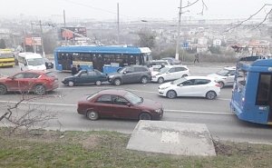 На перекрестке в Севастополе одновременно произошло два ДТП с участием четырех машин и троллейбуса