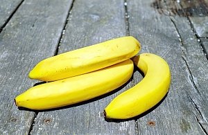 В Симферопольском районе мужчина ограбил пенсионерку, забрав у нее кошелек, банан и конфеты