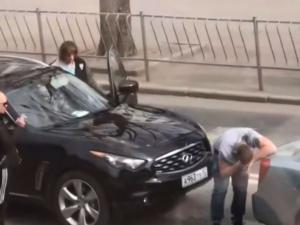 В Симферополе автомобилисты устроили драку напротив Совмина