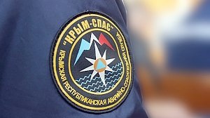 В Алупке спасатели помогли женщине, сломавшей ногу во время прогулки по парку