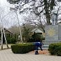 Крымские пожарные привели в порядок братскую могилу в Перевальном