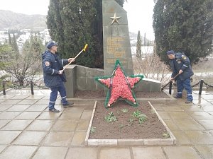 Пожарные из Рыбачьего привели в порядок братскую могилу в Малореченском