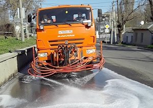 В Симферополе две поливальные машины дезинфицируют улицы