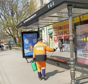 В Симферополе ежедневно дезинфицируют остановки