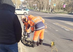 В Симферополе латают ямы на дорогах