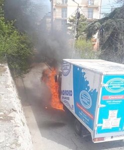 В Ялте сгорел грузовик с молочкой