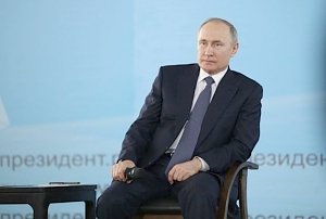 Путин предложил установить доплаты медикам, работающим с коронавирусными больными