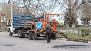 В Керчи латают ямы на дорогах