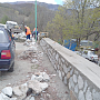 В Алуште ремонтируют подпорную стенку на дороге в Лучистое