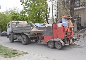 На дорогах Симферополя обновляют разметку и латают ямы