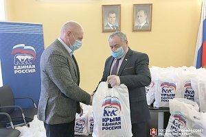 Депутаты крымского парламента Ефим Фикс и Иван Манучаров передали волонтёрскому центру продуктовые наборы
