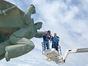 На памятник Евпаторийскому десанту повязали Георгиевскую ленту