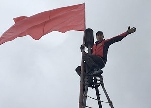 Спасатели подняли Знамя Победы на вершине Южной Демерджи