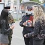 Полиция и казаки при патрулировании раздают крымчанам георгиевские ленточки