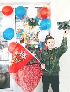 Ученики кадетских классов при УМВД России по г. Севастополю приняли участие в акции «Окна Победы»