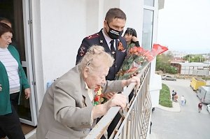 Севастопольские полицейские поздравили с Днём Победы ветерана Великой Отечественной войны Нину Сатымову