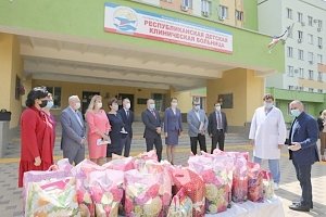 Владимир Константинов поздравил маленьких пациентов Республиканской детской клинической больницы с Международным днем защиты детей
