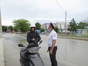 В Белогорском районе инспекторы ГИБДД проводят профилактические беседы с водителями мототранспорта