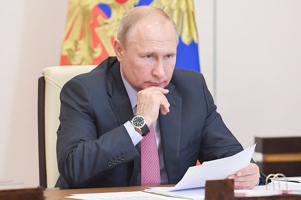 «Не первый год об этом говорится». Путин не поддержал идею ограничить зарплаты топ-менеджеров госкомпаний уровнем 30 млн рублей